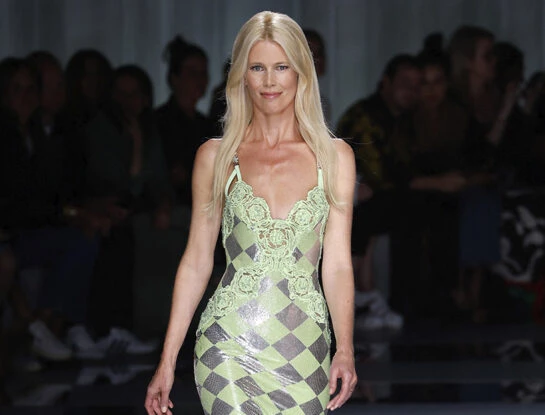 El regreso de Claudia Schiffer a las pasarelas: a los 53 cerró el desfile de Versace en la Semana de la Moda de Milán