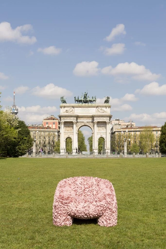 Y Reisinger creó un asiento hecho completamente de pétalos, como una flor de hortensia.