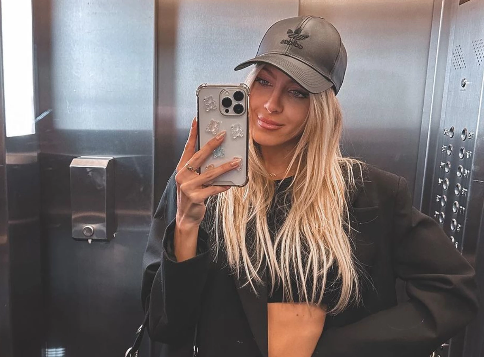 Cande Ruggeri muestra la nueva tendencia en uñas