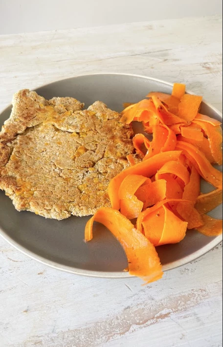 Milanesas de garbanzo en ensalada de zanahoria