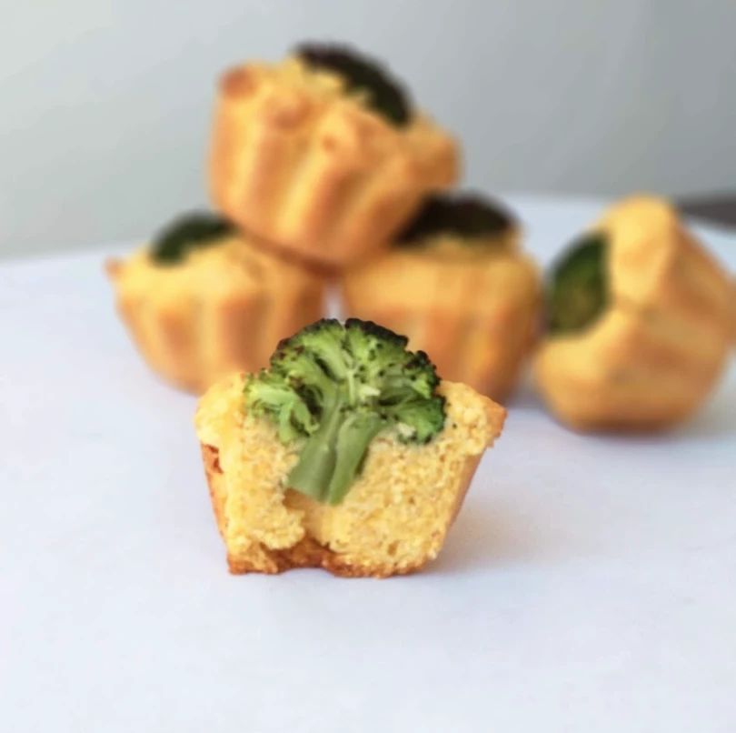 Muffins de polenta y brócoli