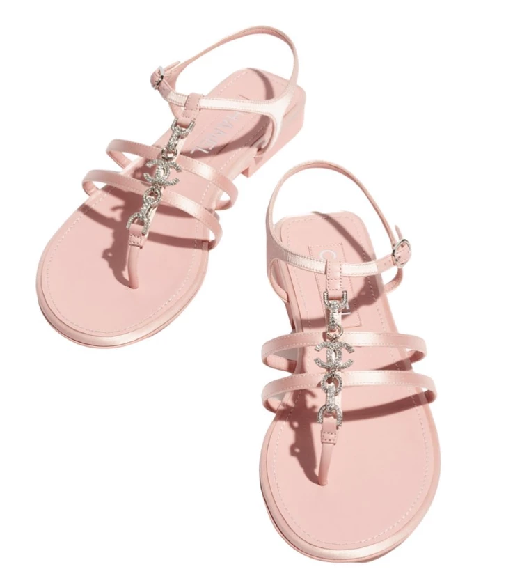 Las sandalias Chanel que usó Charlotte Casiraghi en color dorado. Foto IG.