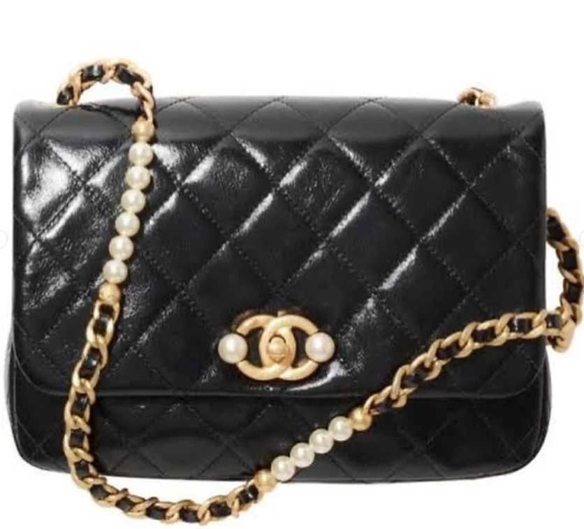 La cartera Chanel, un modelo clásico, que usó Charlotte Casiraghi. Foto IG.