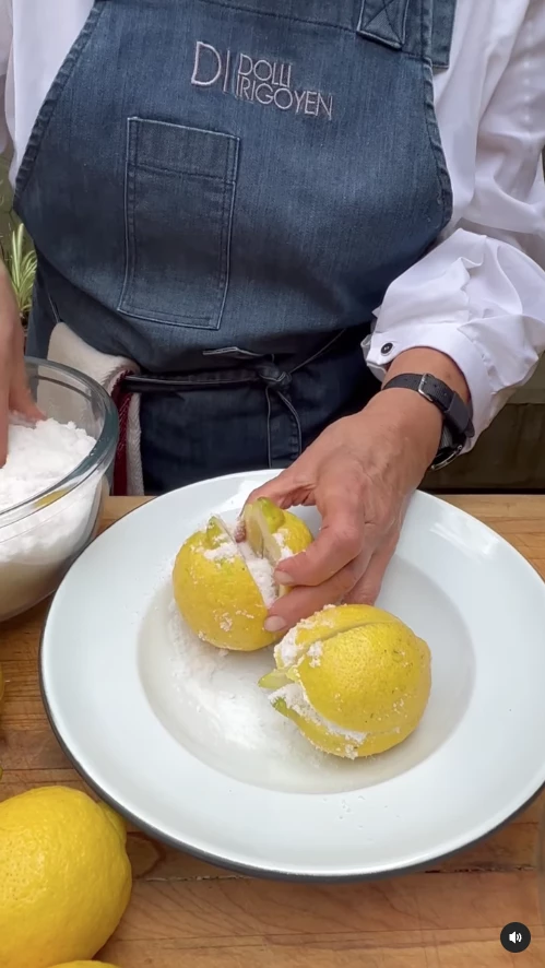 Dolli Irirgoyen preparando conserva de limones y salsa gremolata
