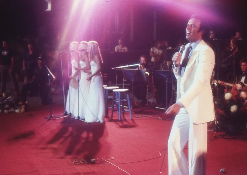 Las Trillizas de Oro y Julio Iglesias