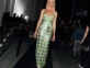 Claudia Schiffer desfilando para Versace.