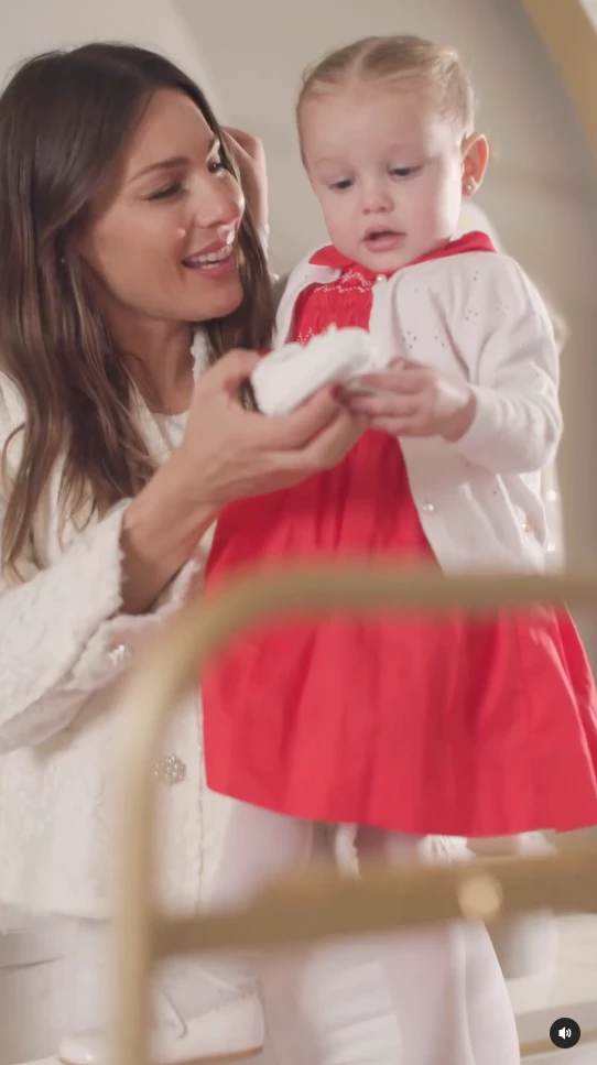 Pampita mostró un par de escarpines y desató rumores de embarazo