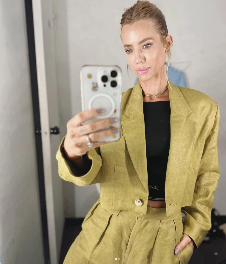 Nicole Neumann mostró un blazer cropped, tendencia para la primavera verano 2024.