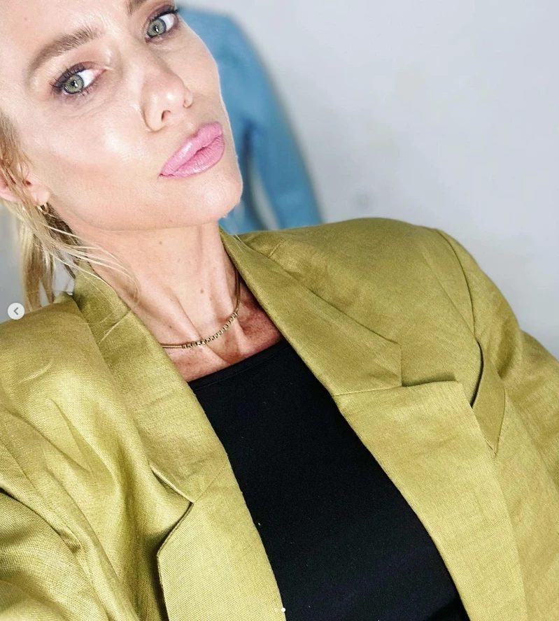 Nicole Neumann mostró un blazer cropped, tendencia para la primavera verano 2024.