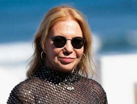 El cancherísimo look de Cecilia Roth en San Sebastián: brillos y transparencias para + 60