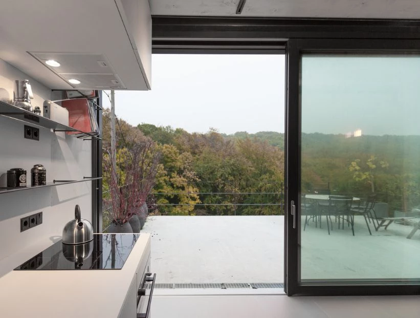 Así se diseñó una tiny house moderna con vistas soñadas