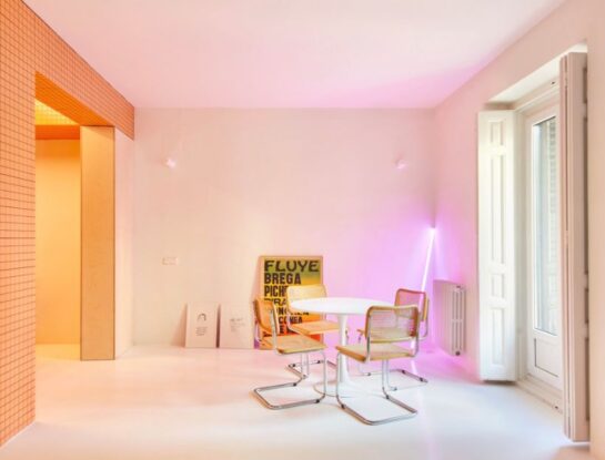 Así se renovó un departamento a todo color y texturas