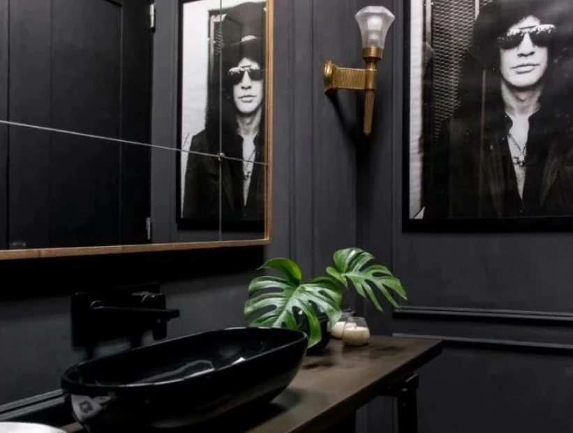 Baños en total black: tips infalibles para sumarse a esta tendencia