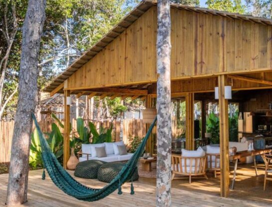 Una casa modular de madera decorada con estilo raw moderno