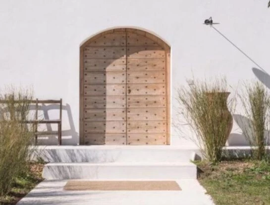 El truco infalible para limpiar tus puertas de madera con un ingrediente de cocina