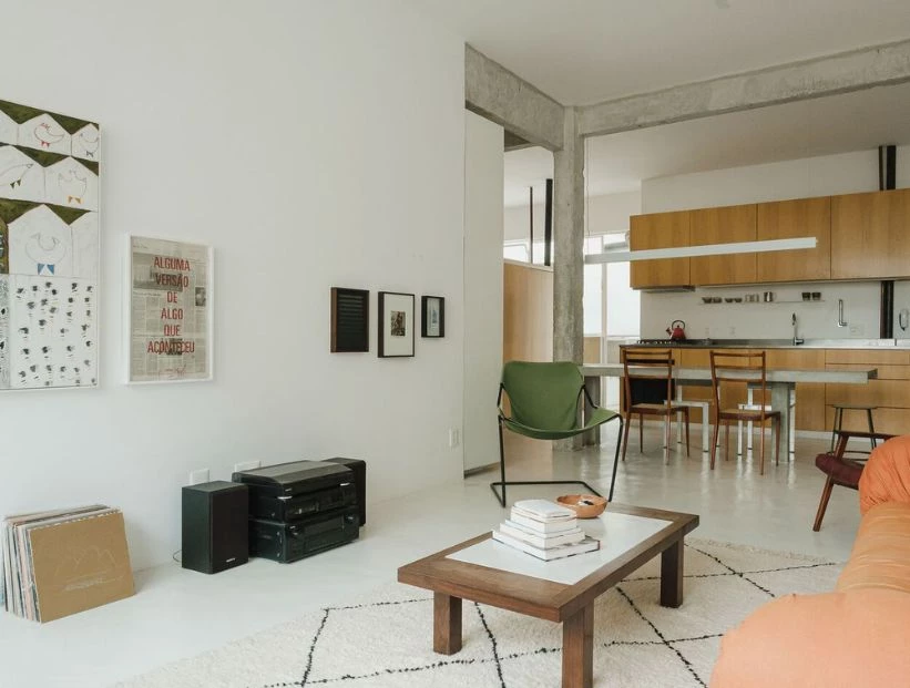 Un departamento amplio y luminoso con el hormigón visto como toque distintivo