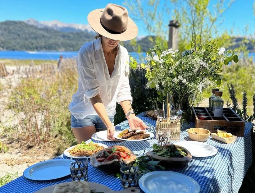 Juliana Awada tiene el truco deco perfecto para armar la mesa más canchera
