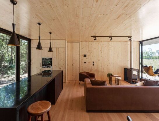 Una casa de vacaciones prefabricada que enamora con su simpleza y calidez