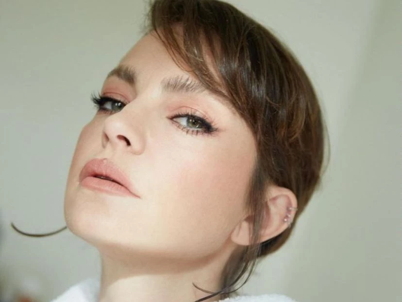 Dolores Fonzi se sumó al lujo silencioso con el beauty look que lució en el Festival de San Sebastián