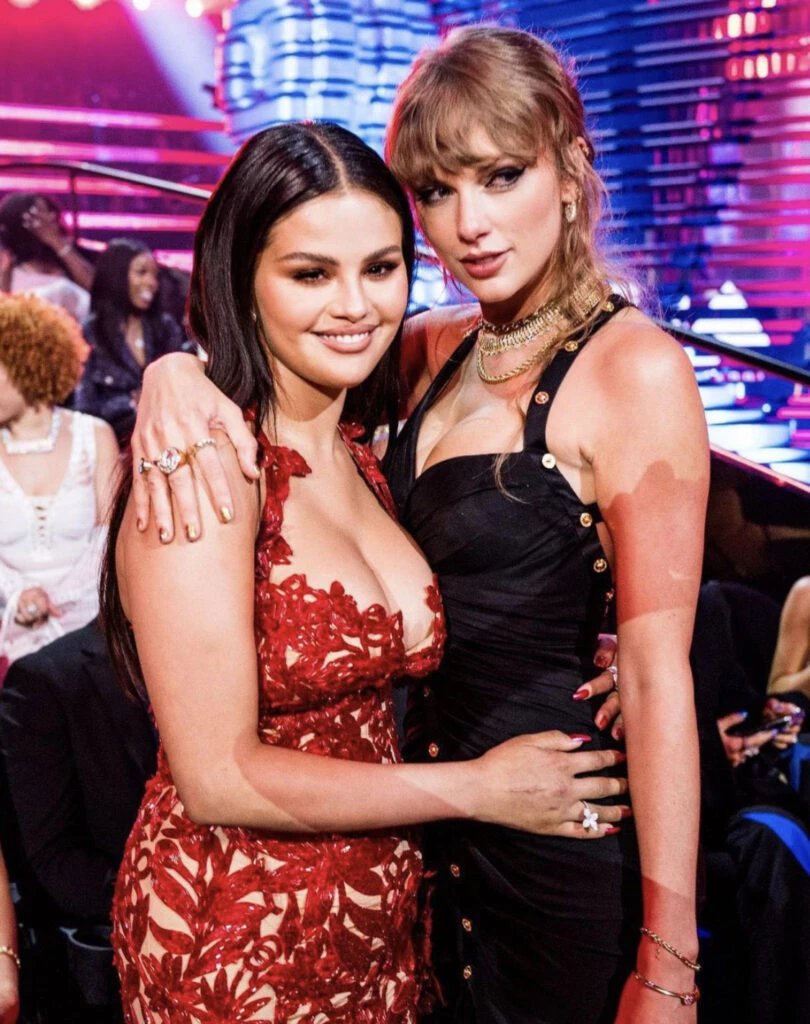 El look rojo total de Selena Gómez en los VMAs