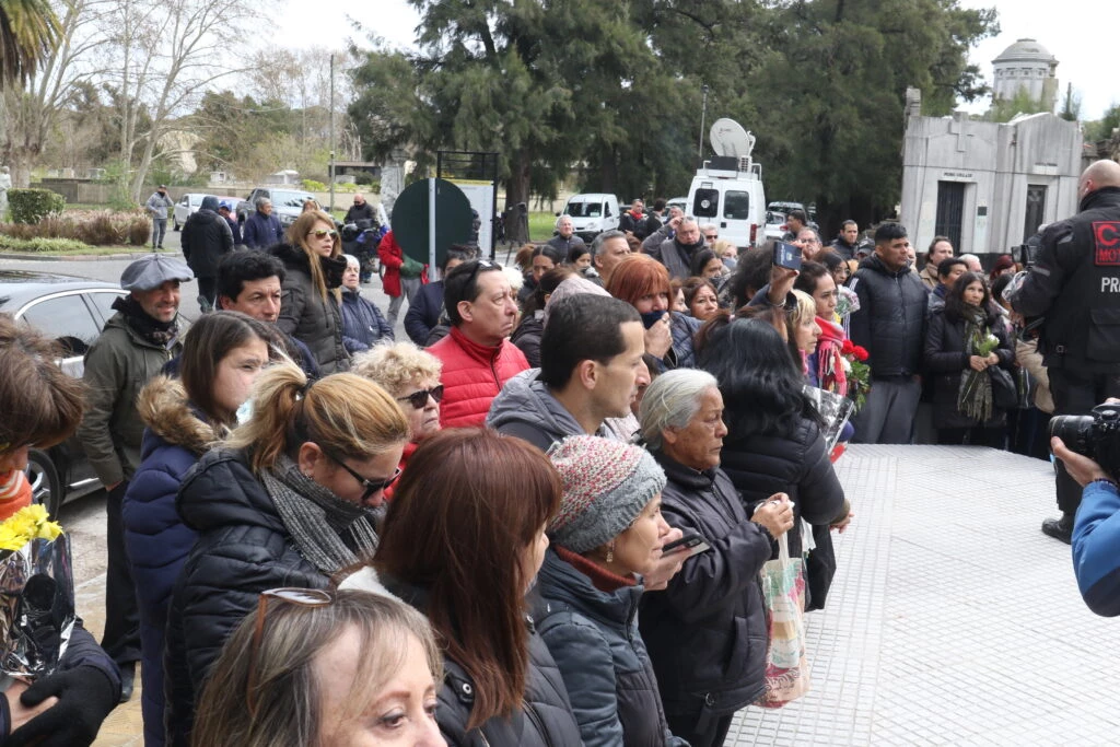 El último adiós a Silvina Luna el dolor de su hermano, Ezequiel, junto a una multitud en el Panteón de los Actores