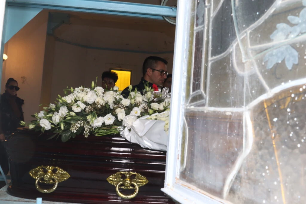 El último adiós a Silvina Luna el dolor de su hermano, Ezequiel, junto a una multitud en el Panteón de los Actores