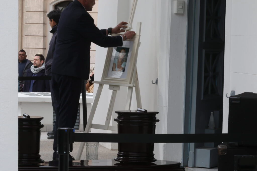 El último adiós a Silvina Luna el dolor de su hermano, Ezequiel, junto a una multitud en el Panteón de los Actores