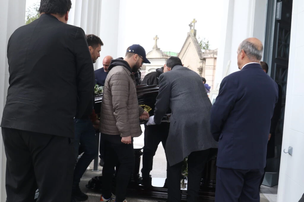 El último adiós a Silvina Luna el dolor de su hermano, Ezequiel, junto a una multitud en el Panteón de los Actores