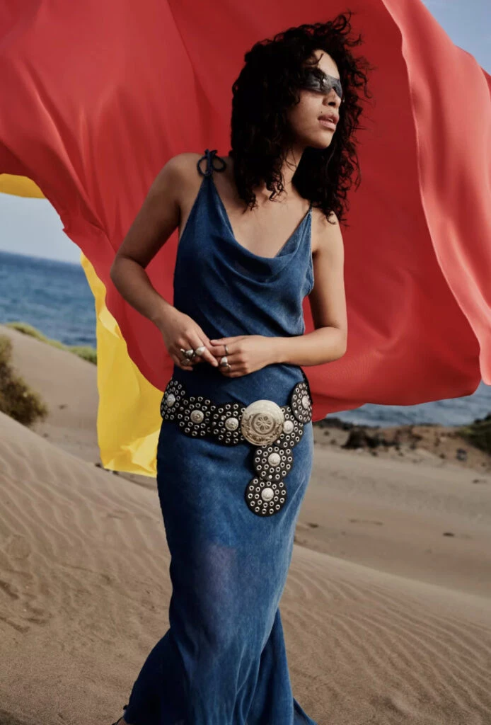 Este es el accesorio que vuelve y seguro tenés en tu placard. Foto: Pinterest.