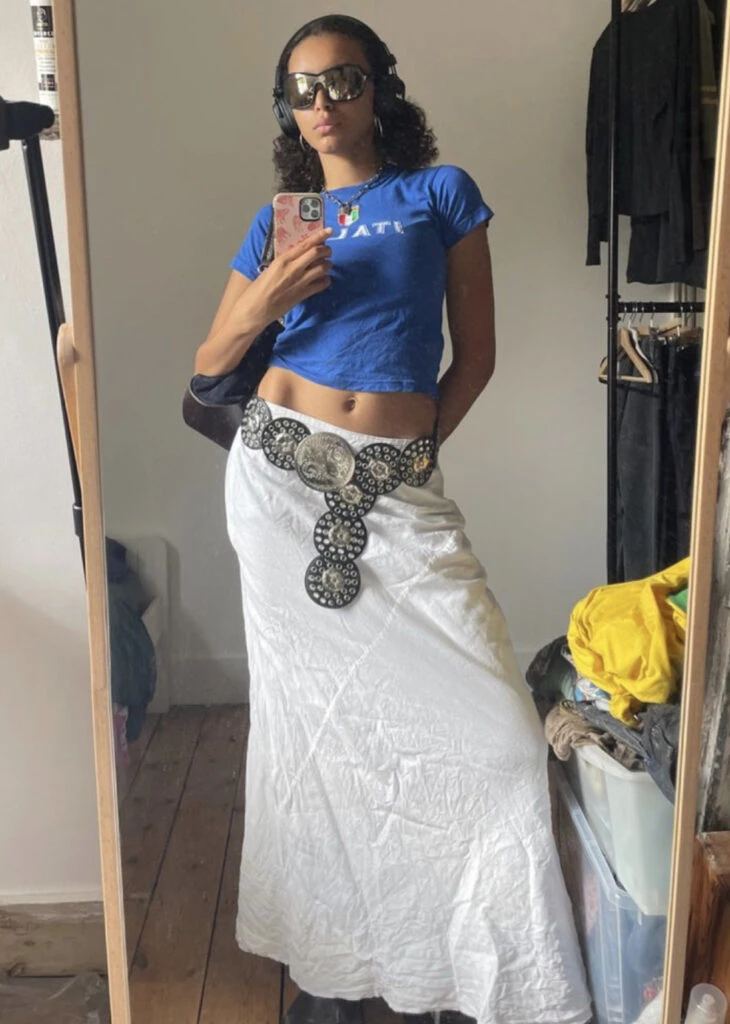 Este es el accesorio que vuelve y seguro tenés en tu placard. Foto: Pinterest.