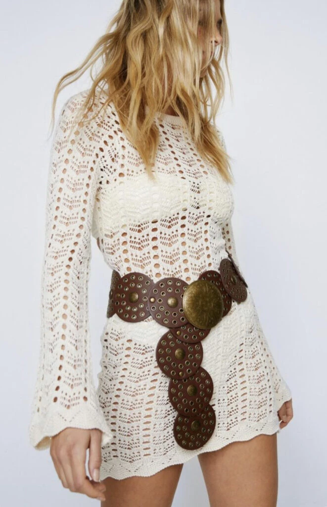 Este es el accesorio que vuelve y seguro tenés en tu placard. Foto: Pinterest.