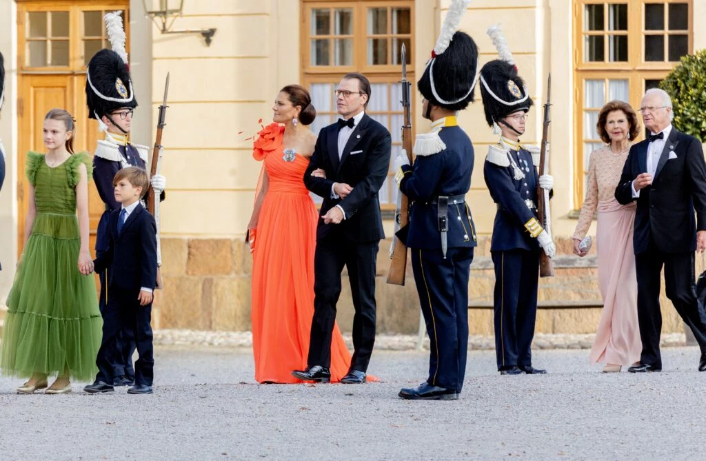 Estelle de Suecia practica la moda circular a sus 11 años llevó un vestido romántico de su madre, la princesa Victoria