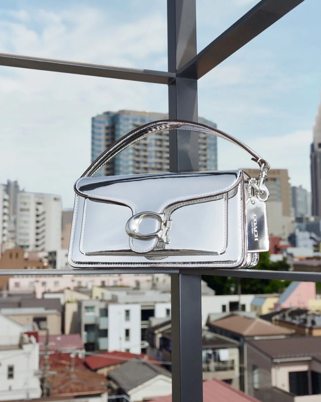 JLo luce la cartera Tabby plateado en la nueva campaña Otoño 2023 de Coach.