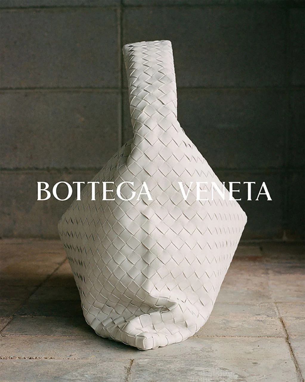 Bottega Veneta presenta el bolso Hop que es un homenaje al compromiso de la marca con el estilo y la artesanía atemporales.