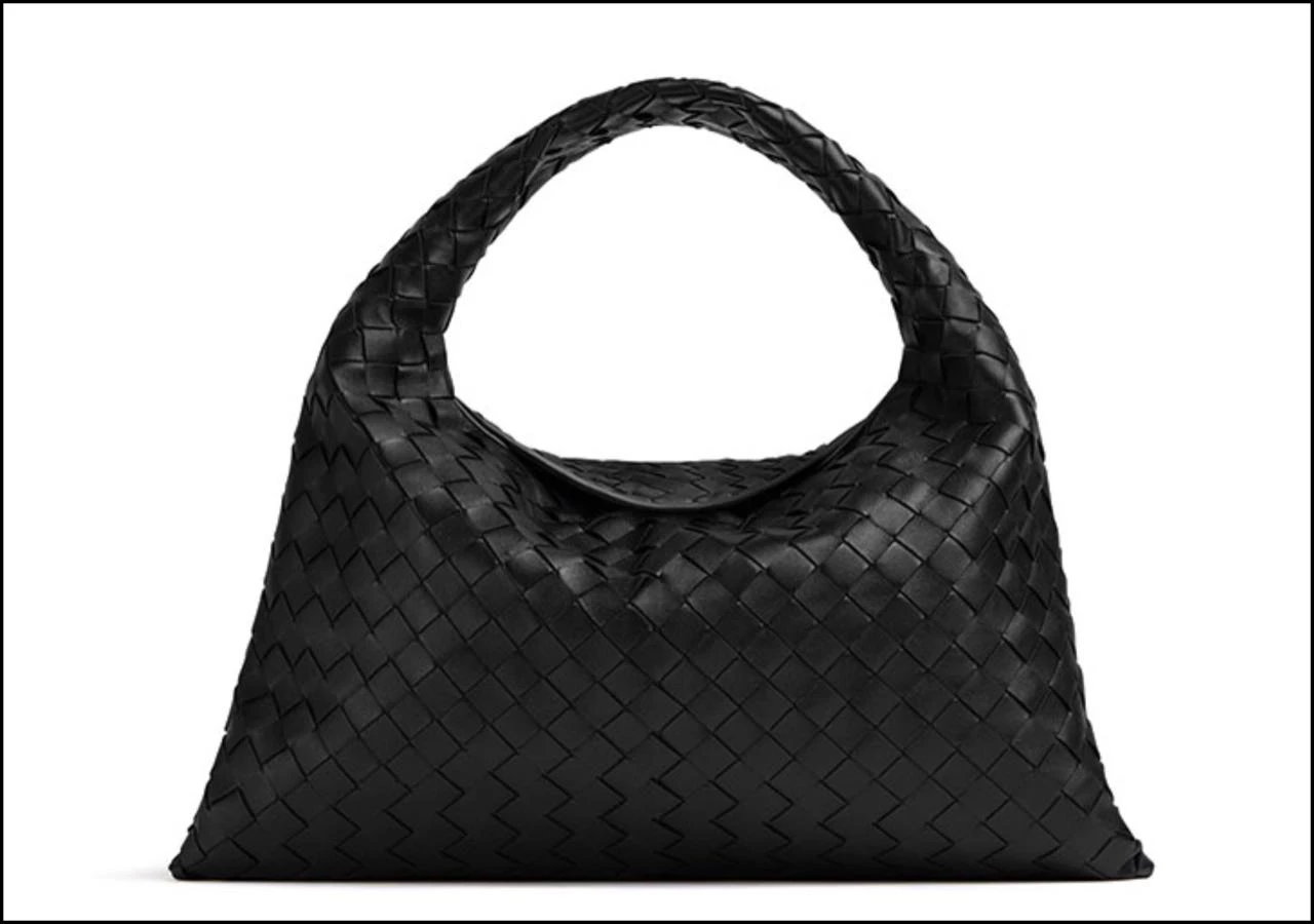 Bottega Veneta presenta el bolso Hop que es un homenaje al compromiso de la marca con el estilo y la artesanía atemporales.