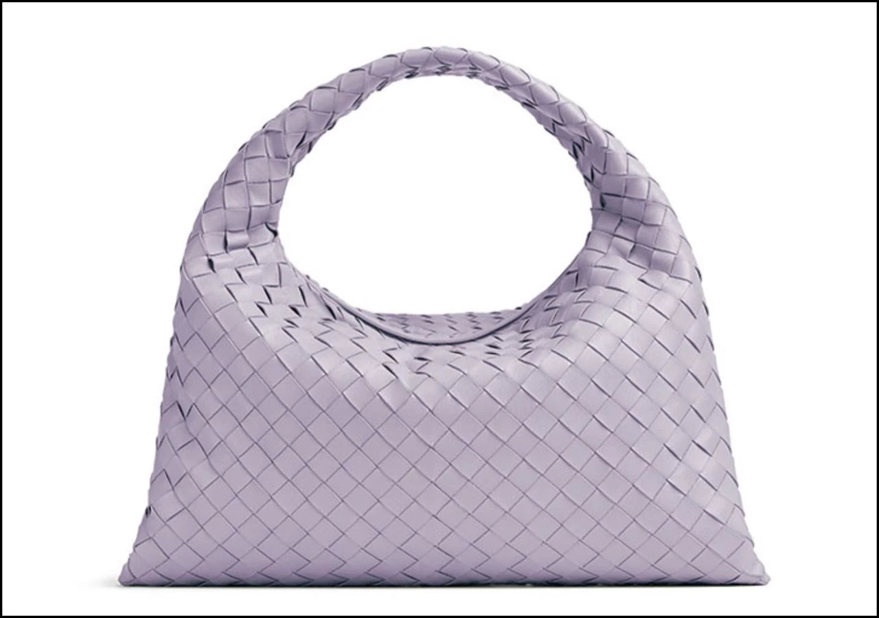 Bottega Veneta presenta el bolso Hop que es un homenaje al compromiso de la marca con el estilo y la artesanía atemporales.
