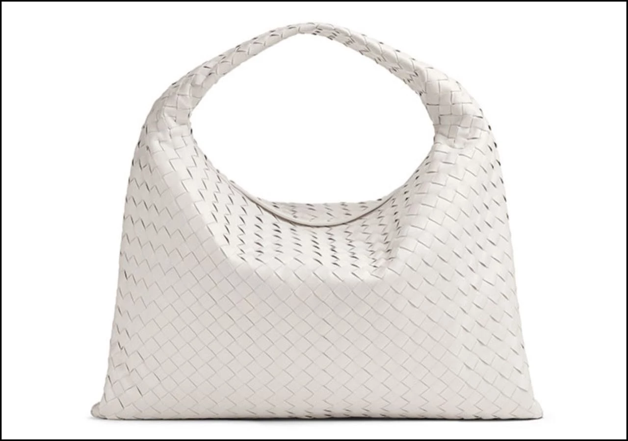 Bottega Veneta presenta el bolso Hop que es un homenaje al compromiso de la marca con el estilo y la artesanía atemporales.