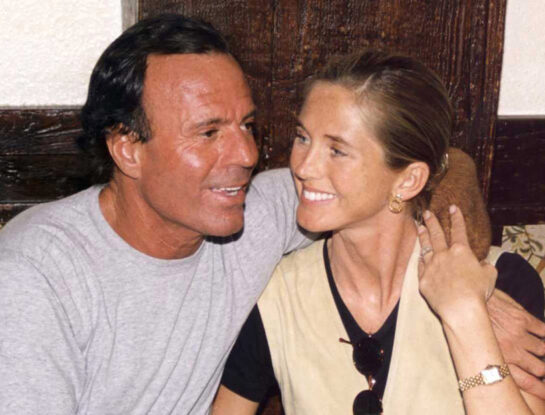 Julio Iglesias cumple 80: su apasionante historia de amor con Miranda Rijnsburger