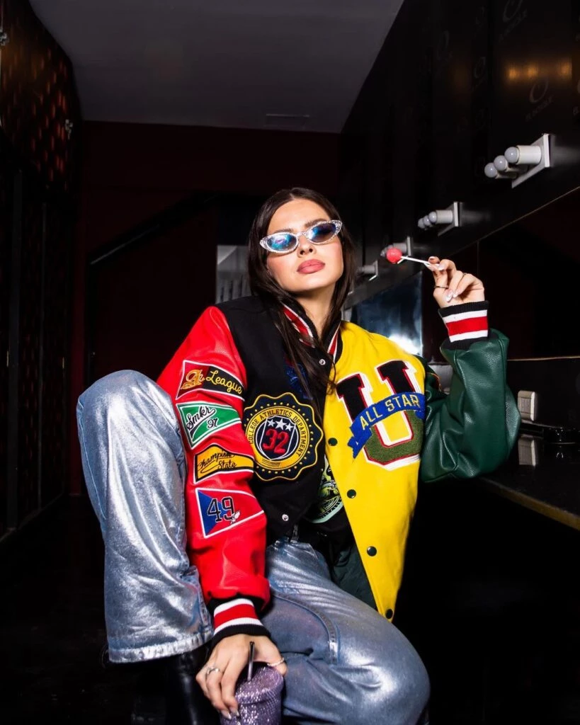 La China Suárez con look urbano