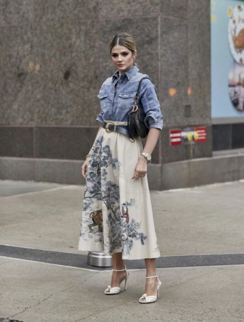 La camisa de jean es la prenda perfecta de entretiempo