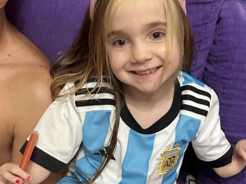 La historia de Juanita y la desesperación de su familia la chiquita mendocina tuvo que ser operada en España y se complicó el cuadro de salud