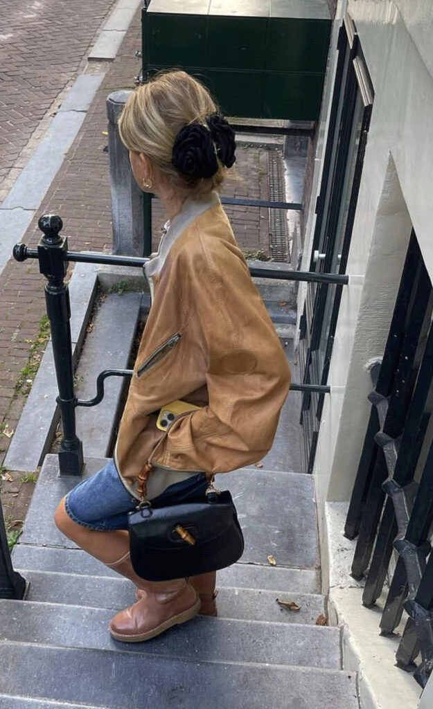 Las flores son el accesorio que vamos a necesitar esta primavera 2023. Foto: Instagram.