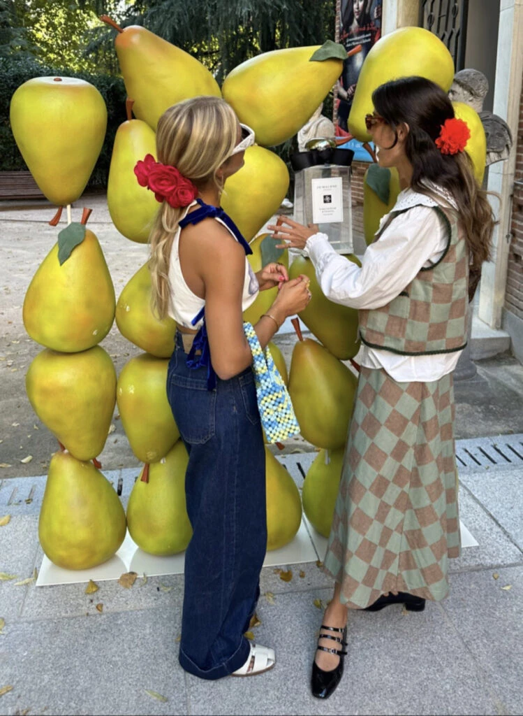 Las flores son el accesorio que vamos a necesitar esta primavera 2023. Foto: Instagram.