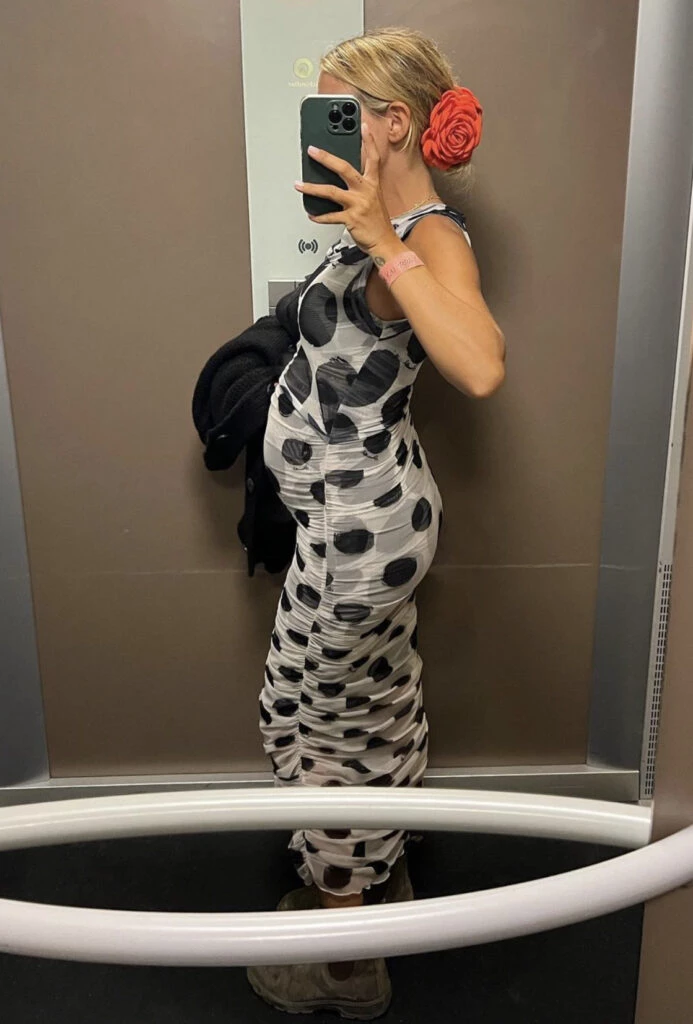 Las flores son el accesorio que vamos a necesitar esta primavera 2023. Foto: Instagram.