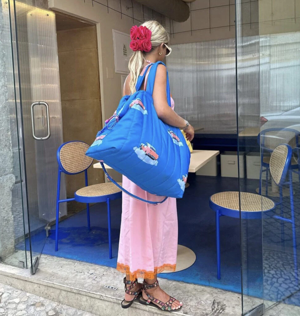 Las flores son el accesorio que vamos a necesitar esta primavera 2023. Foto: Instagram.