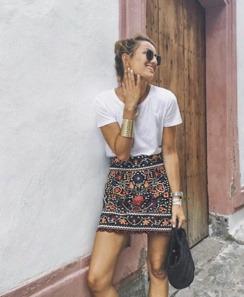 Las minifaldas son tendencia esta primavera 2023. Foto: Pinterest.