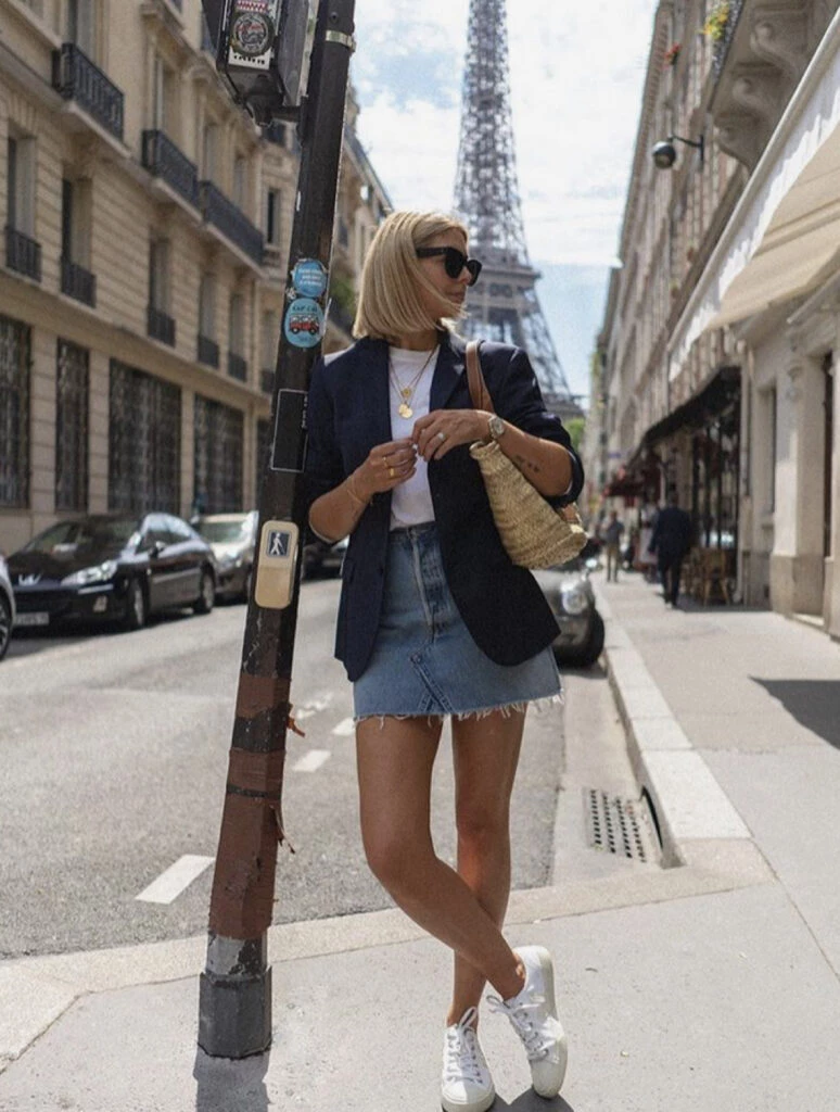 Las minifaldas son tendencia esta primavera 2023. Foto: Pinterest.