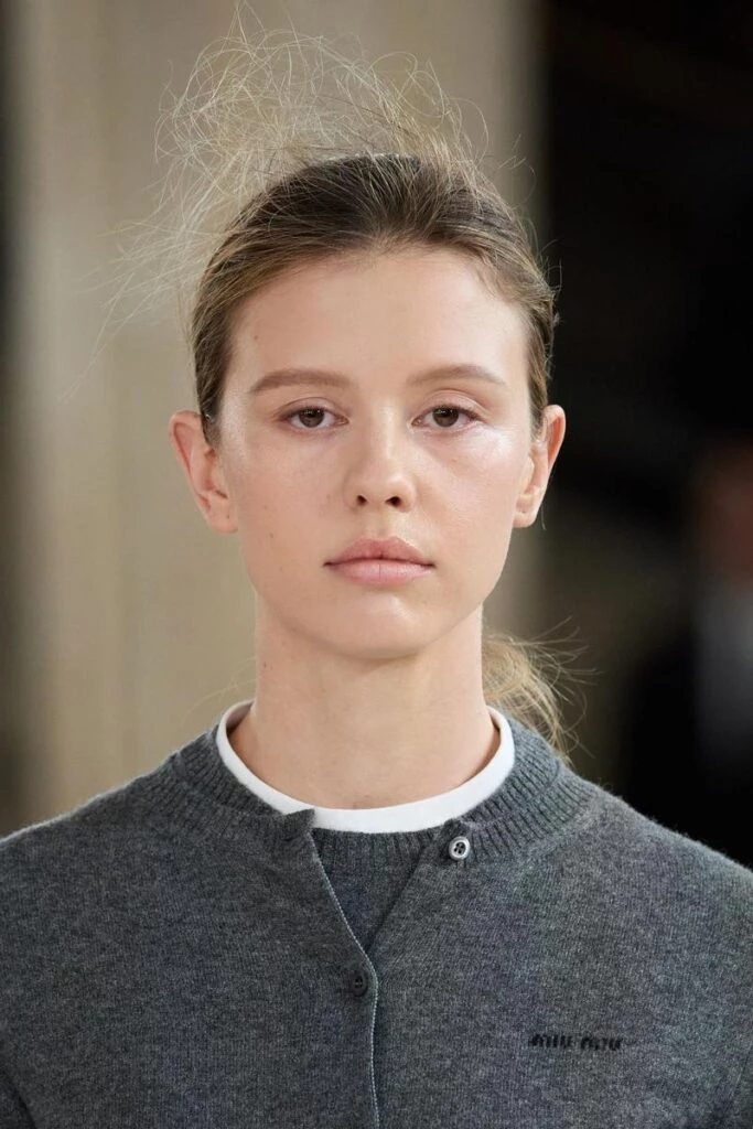 Llevar el pelo despeinado, la propuesta desde las pasarelas para el otoño 2024