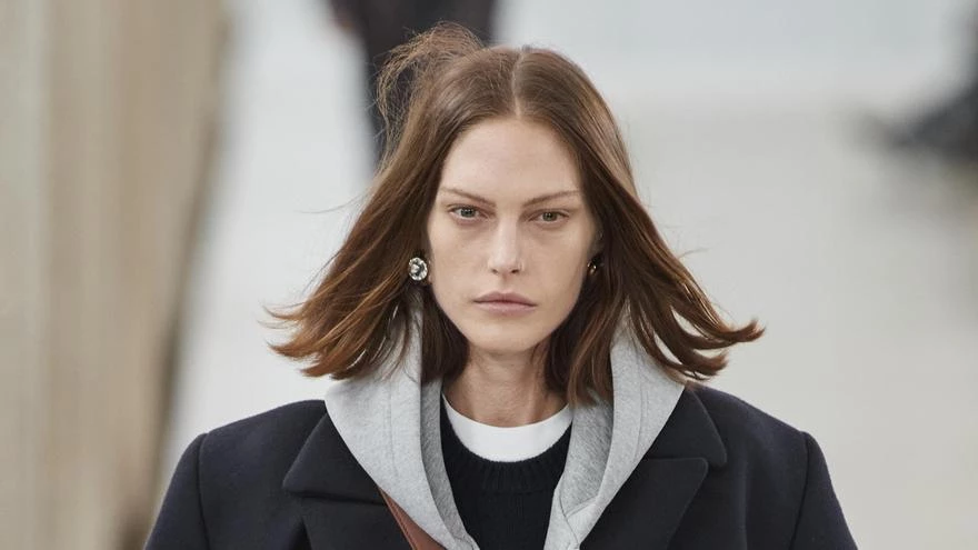 Llevar el pelo despeinado, la propuesta desde las pasarelas para el otoño 2024