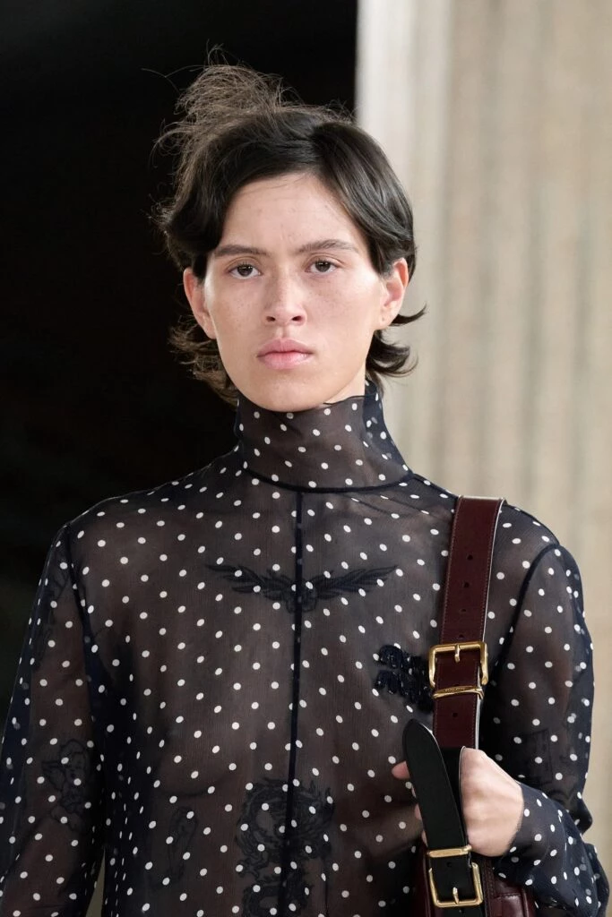 Llevar el pelo despeinado, la propuesta desde las pasarelas para el otoño 2024